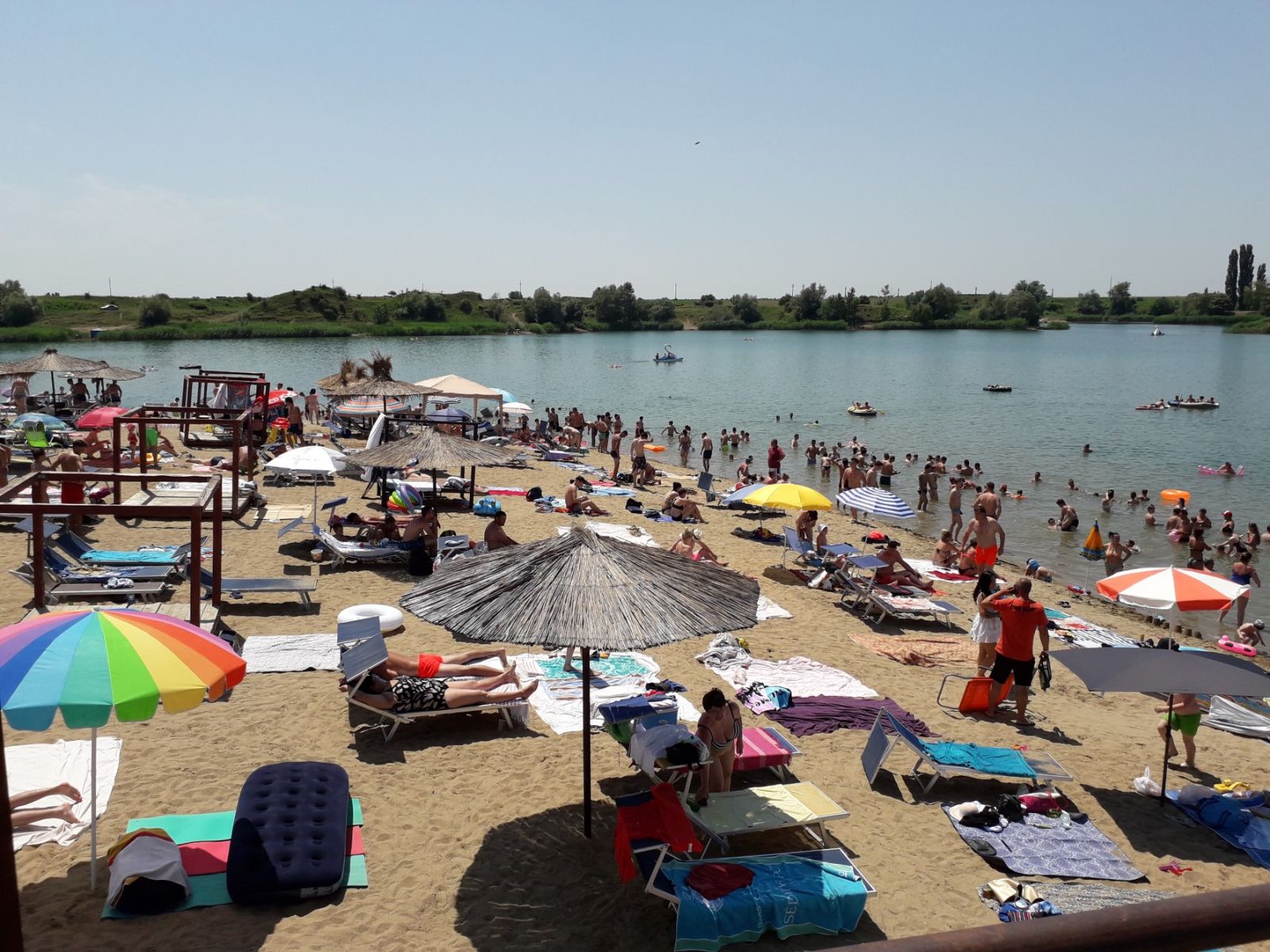 Sezonul distracţiei pe „Litoralul Vestului” de la Ghioroc se deschide cu zăpadă pulverizată pe plajă