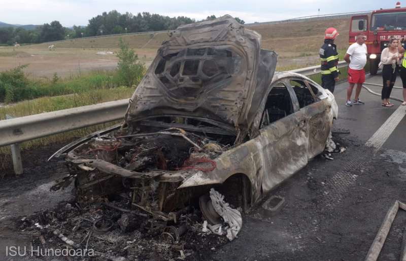 O mașină a ars aseară, pe autostrada A1, sensul Deva-Sibiu