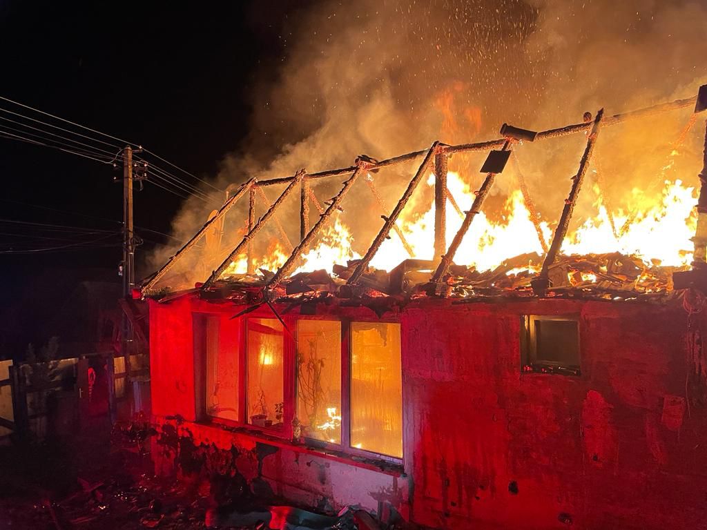 O casă a ars din temelii în Buzd, din cauza unei afumătorii improvizate