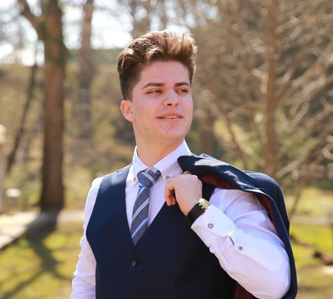 Pavel Mihăilescu, unul dintre cei doi elevi de 10 la Bac din Sibiu: „Chiar cred că suntem copii inteligenți și valoroși cu toții”. Dirigintă i-a fost Carmen Iohannis