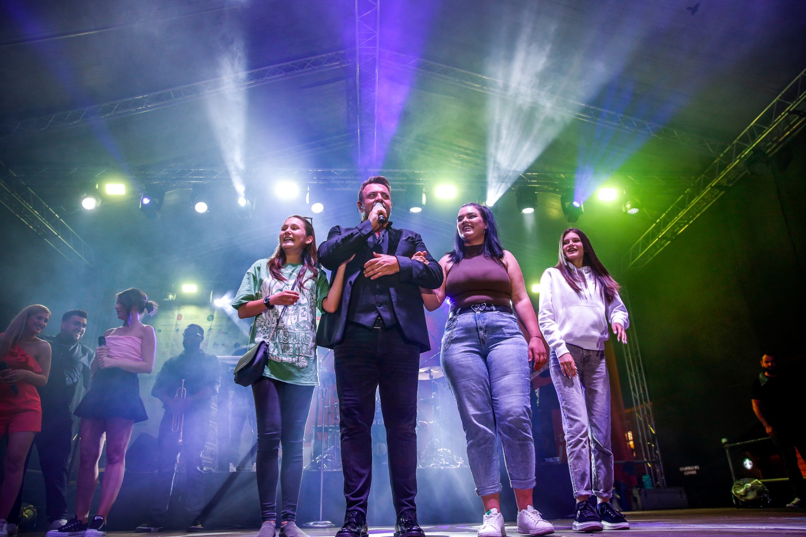 VIDEO Petra Polgar, elevă a Şcolii Populare de Arte şi Meserii din Sibiu, pe scenă cu Horia Brenciu, la FITS: M-am simțit minunat