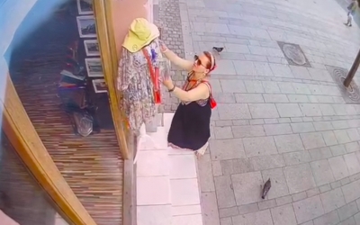 VIDEO-Cum se fură pe Bălcescu ziua în amiaza mare, de față cu zeci de oameni