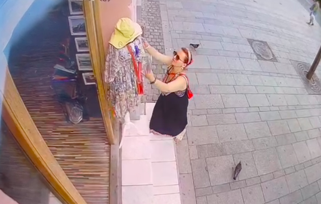VIDEO – Femeia acuzată de furt pe Bălcescu s-a întors pe ascuns și a lăsat bunurile la ușă