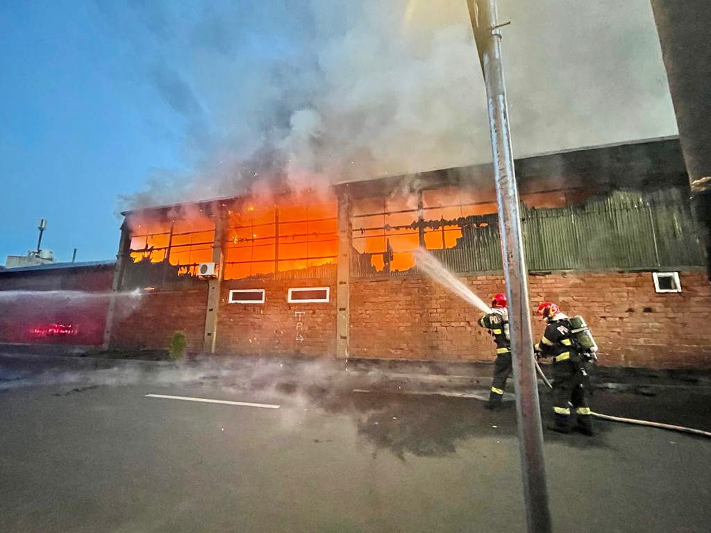 VIDEO Incendiu la un atelier de reparații de pe strada Topitorilor