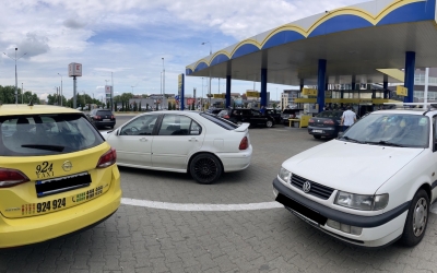 Ministrul Economiei: Ar urma să venim cu o măsură care să ieftinească efectiv carburanţii, dacă reducerea de 50 de bani nu are impact