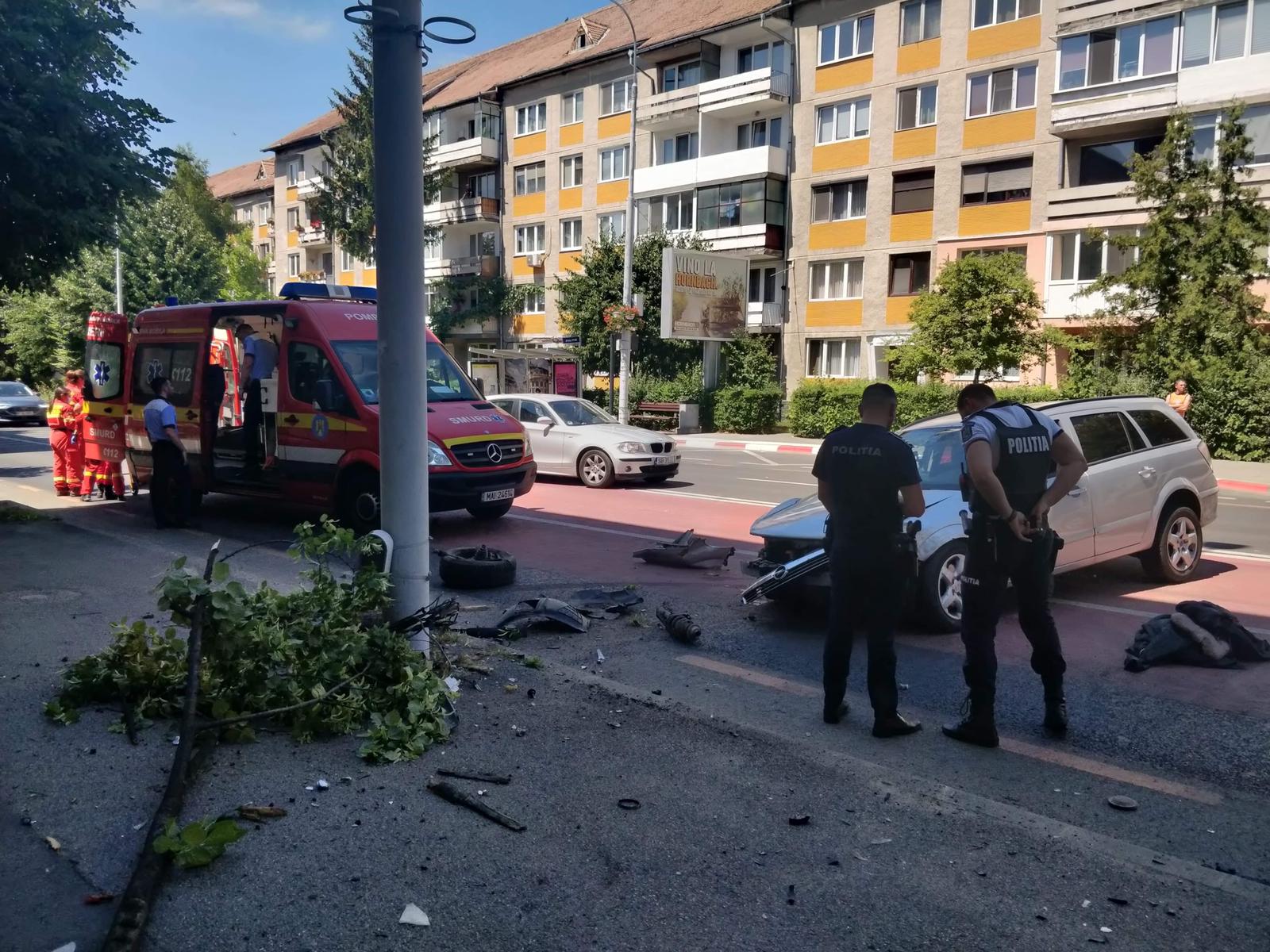 Un șofer s-a oprit cu mașina în stâlp, pe bulevardul Vasile Milea