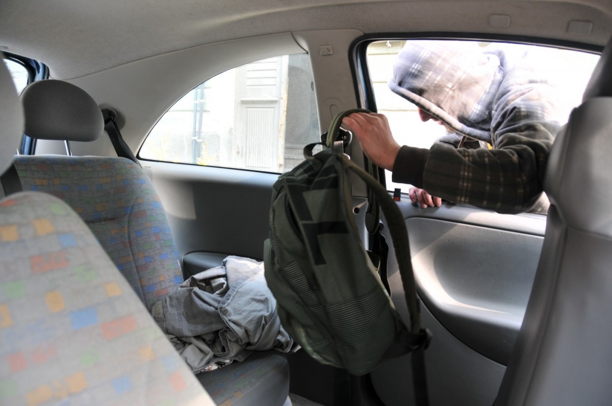 Un sibian a spart trei mașini din care a furat bani și un card cu care a făcut cumpărături de 270 de lei