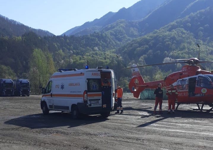 Exercițiu pe Valea Oltului: Un microbuz cade de la 10 metri, în râu, din cauza fumului generat de un incendiu de pădure