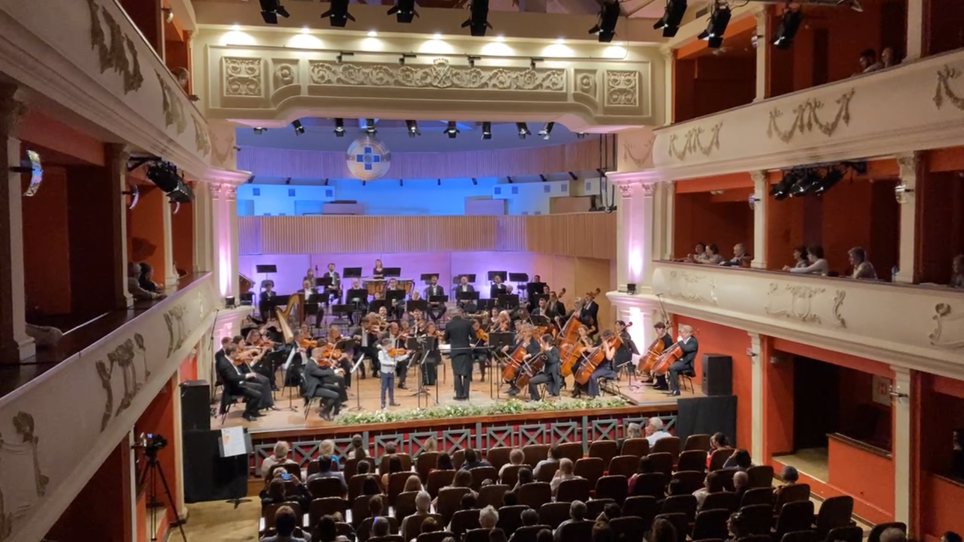 Un băieţel de 9 ani, cel mai tânăr solist din stagiunea Filarmonicii, a impresionat publicul în concertul de joi
