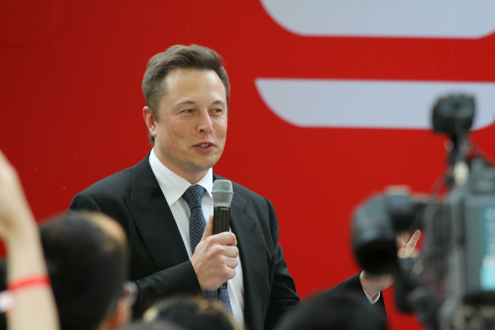 Elon Musk spune că Tesla trebuie să disponibilizeze 10% din personal şi să suspende angajările