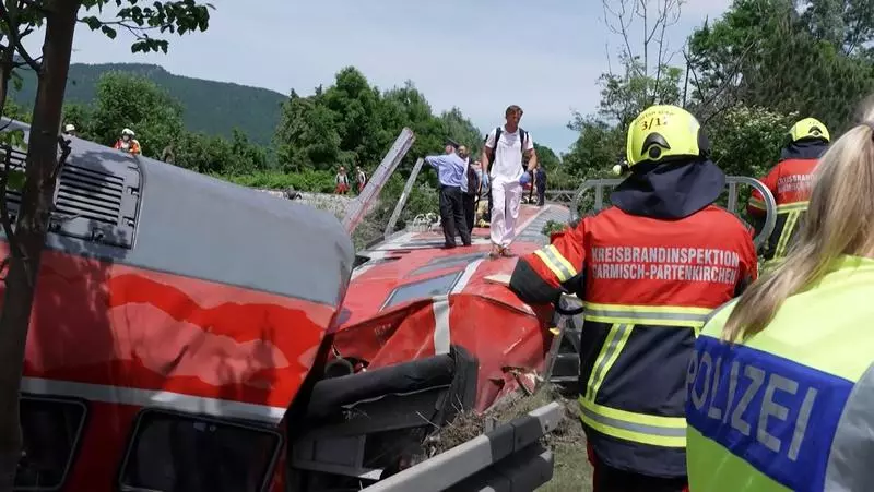Cel puţin patru persoane şi-au pierdut viaţa şi alte treizeci au fost rănite în Germania după ce un tren regional a deraiat