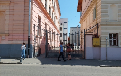 O mamă din Sibiu contestă organizarea examenului de admitere în clasa a V-a de la Lazăr: „Regulile sunt abuzive”