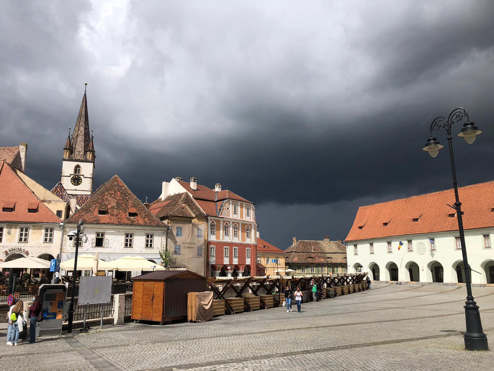 Cod galben de furtuni în Sibiu și alte 32 de judeţe, până luni dimineaţa