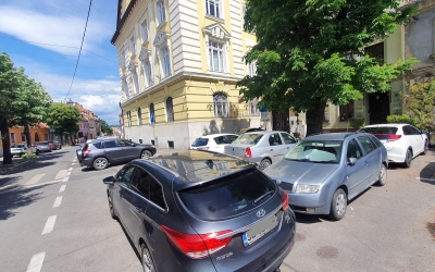 VIDEO Mai egali decât restul: cum parchează gratuit ”unde vor mușchii lor” aleșii și șefii instituțiilor sibiene