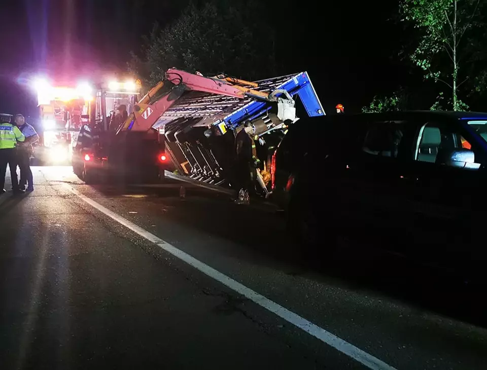 Un TIR cu peste 400 de oi, plecat de la Sibiu, s-a răsturnat în județul Prahova. O sută de animale au murit, alte câteva zeci au fost rănite