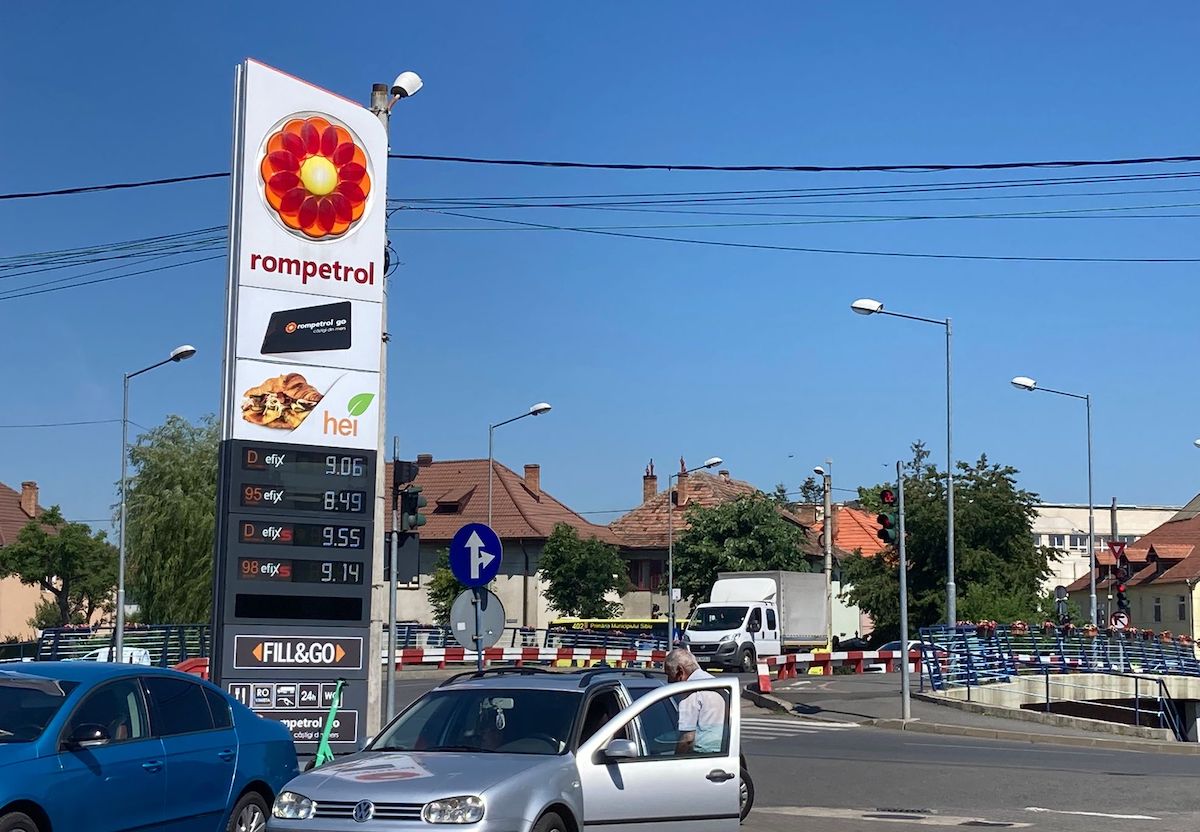 VIDEO Motorina a trecut de pragul psihologic de 9 lei. Era 7,63 lei când sibienii au format cozi uriașe la benzinării