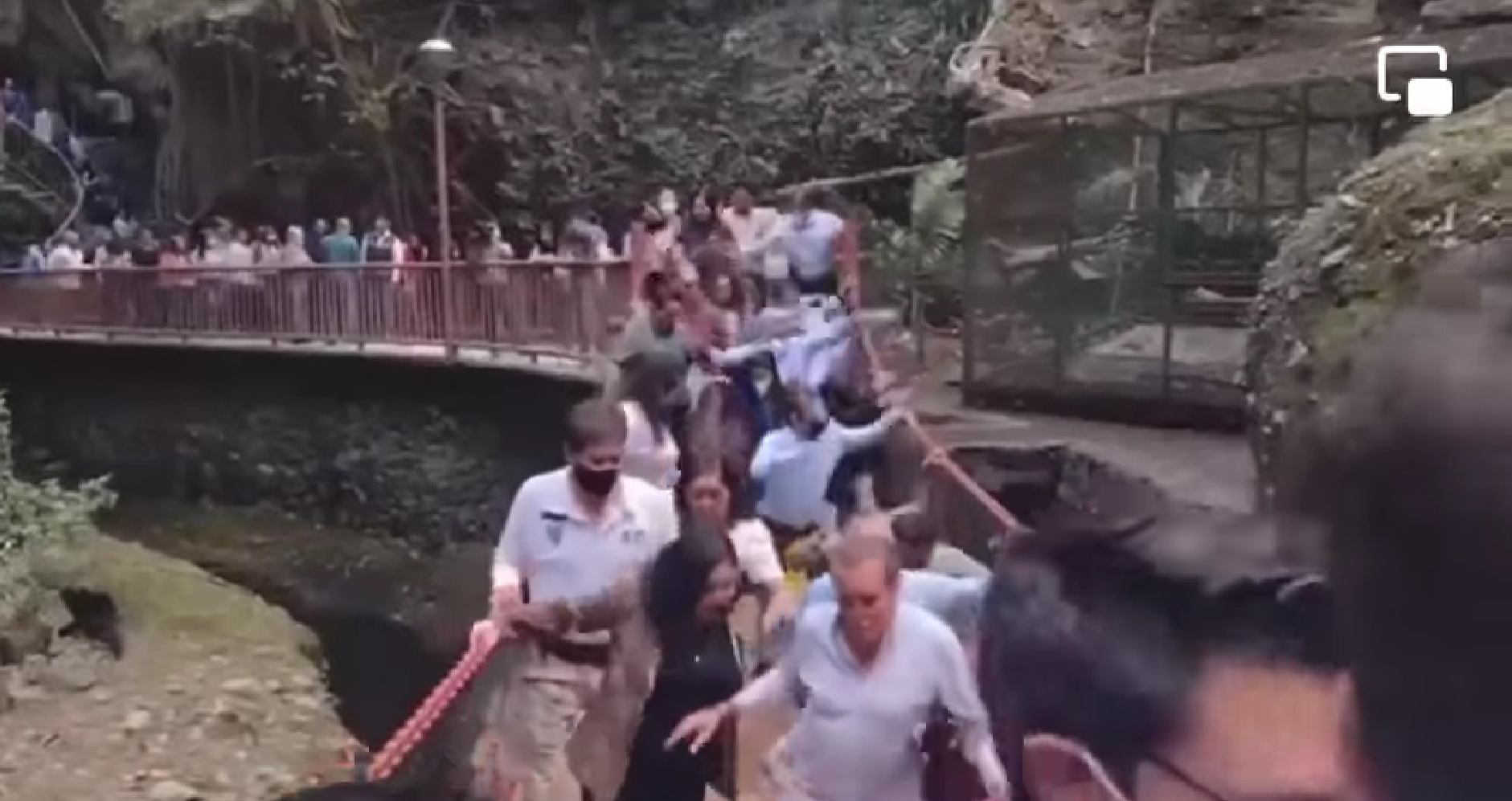 VIDEO Un pod din Mexic s-a prăbuşit în timpul inaugurării. Cel puţin 25 de răniţi