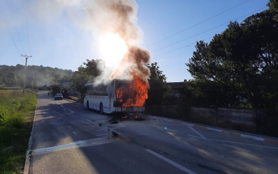 Un autobuz Tursib a luat foc pe strada Viile Sibiului. Autobuzul era gol și staționa