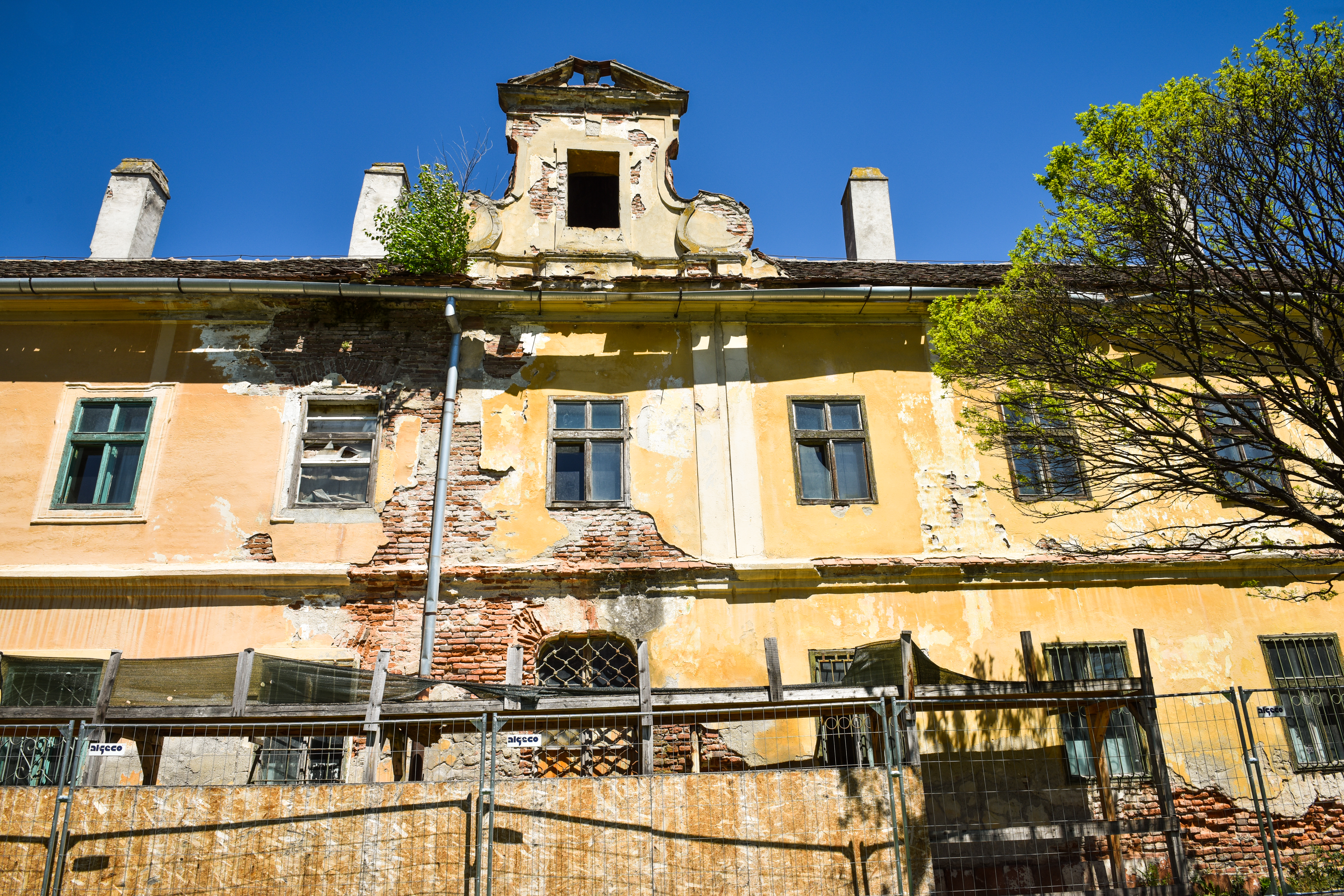 După trei ani: dărăpănatul monument istoric donat de Maria Tereza nu va mai fi spațiu cultural, ci de învățământ