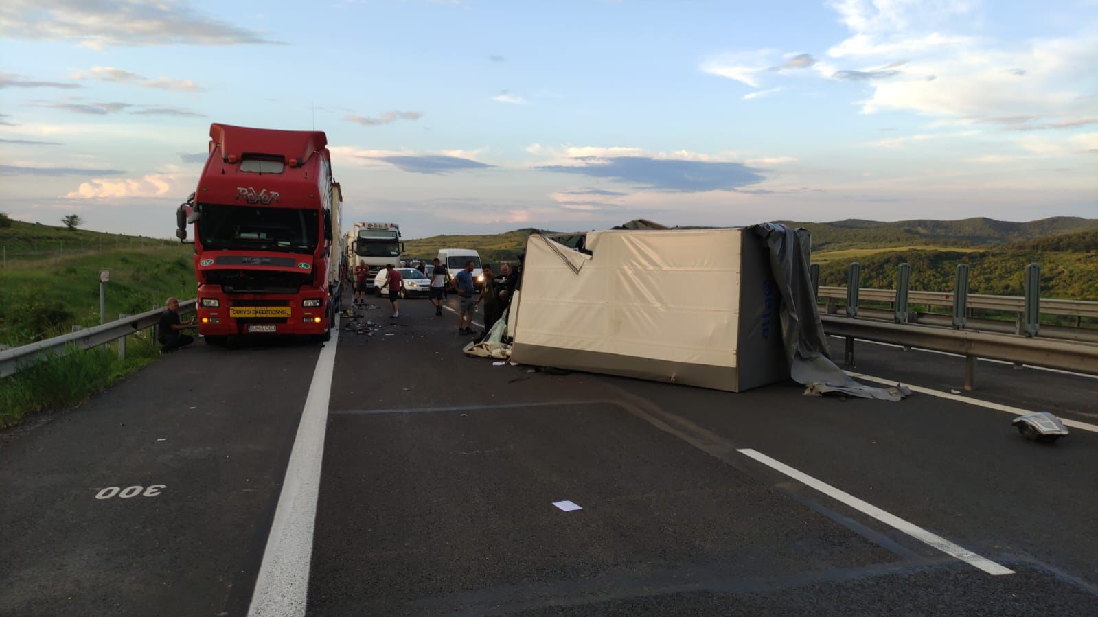 Accident între un autocamion și o autoutilitară, pe A1. Traficul este blocat total