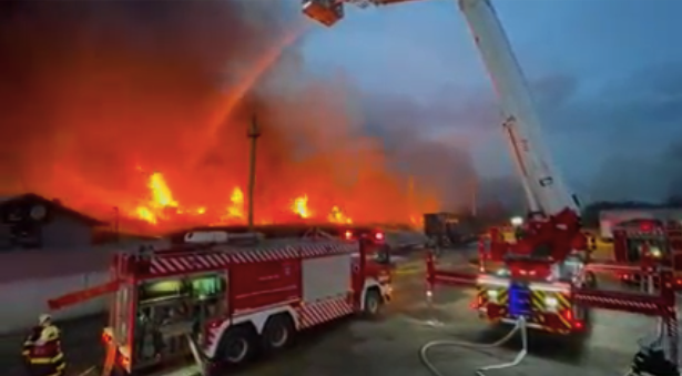 Incendiu cu degajări mari de fum la o hală din Argeș. A fost emis mesaj RO-ALERT