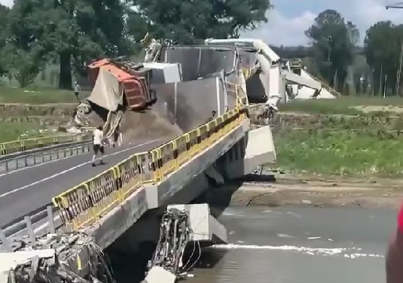 VIDEO Un pod din Neamț, reabilitat recent, s-a prăbușit. O persoană este rănită