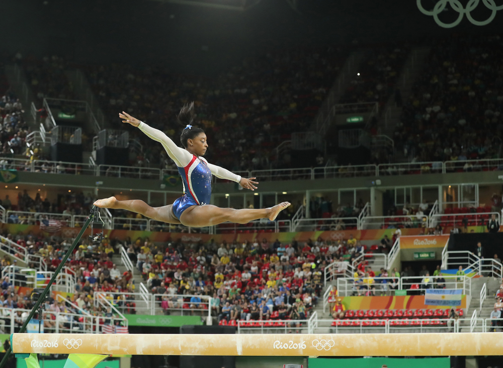 Simone Biles şi celelalte gimnaste americane abuzate solicită un miliard de dolari din partea FBI