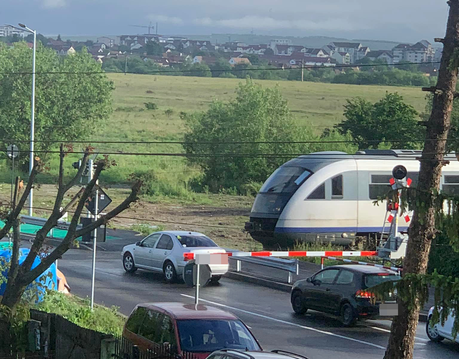 FOTO-Cea mai periculoasă trecere de cale ferată din Sibiu: Șoferii accelerează prin fața trenului de față cu polițiștii