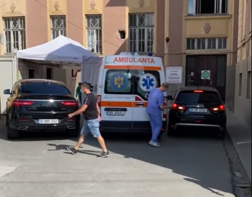 VIDEO-Două mașini parcate neregulamentar în curtea spitalului blochează accesul salvărilor la Urgențe. Director: E bun simț să lași liber