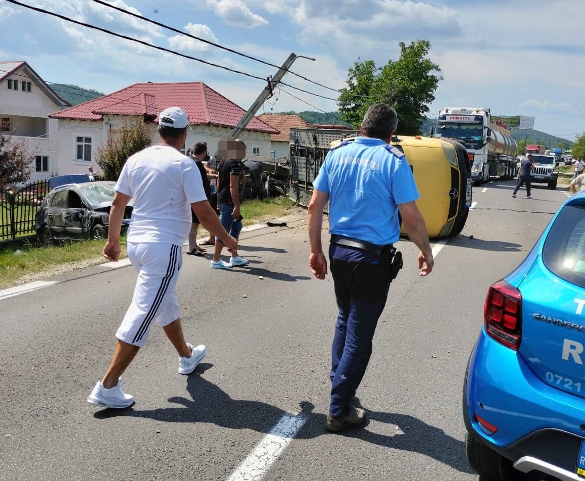 Doi jandarmi sibieni, primii ajunși la locul unui accident în Argeș. Se întorceau de la o misiune