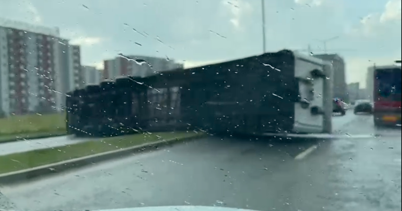 VIDEO-Urmările furtunii: Remorcă TIR răsturnată de vânt lângă Avantgarden