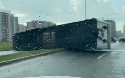 VIDEO-Urmările furtunii: Remorcă TIR răsturnată de vânt lângă Avantgarden