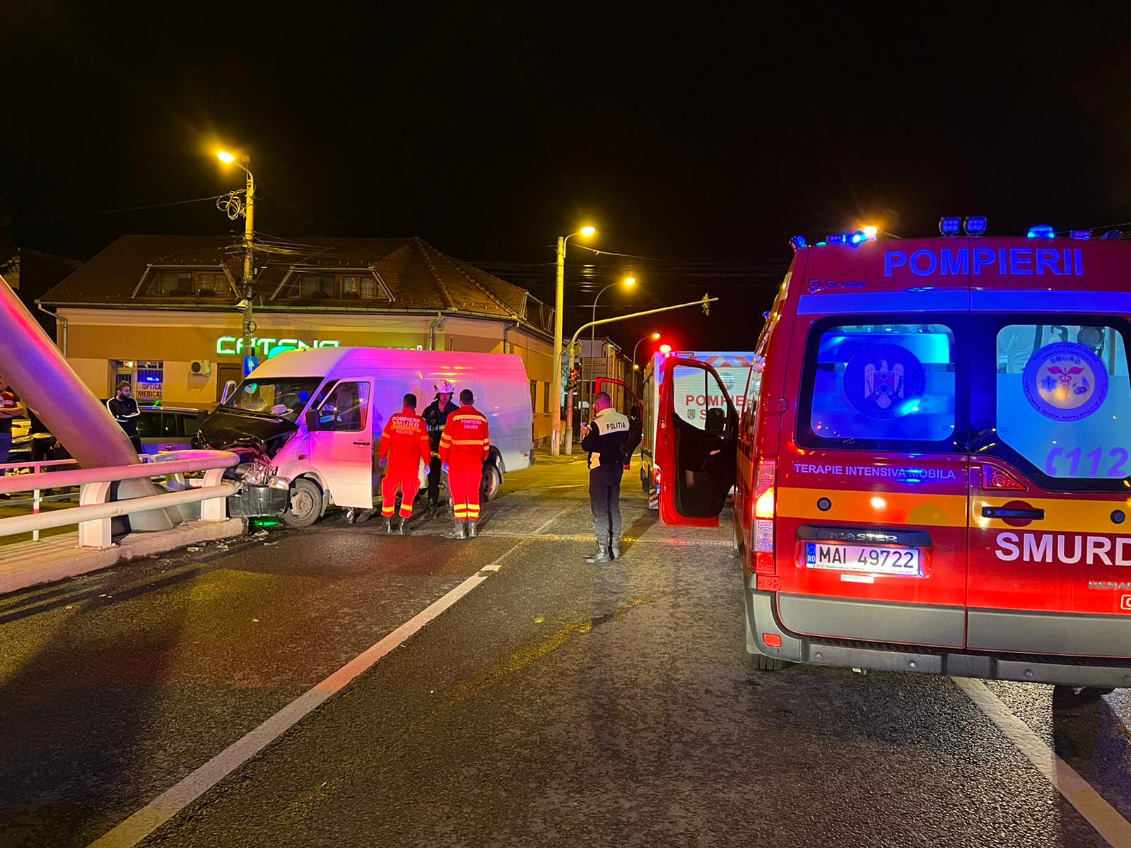 FOTO Accident grav la Piața Cibin. Șoferul unui microbuz a intrat pe roșu în intersecție