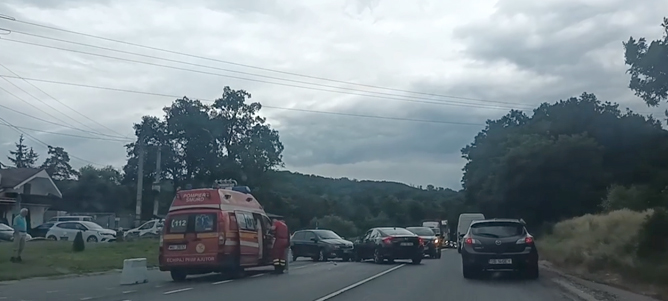 Un șofer de 78 de ani a intrat pe contrasens, pe Hula Bradului și a făcut accident