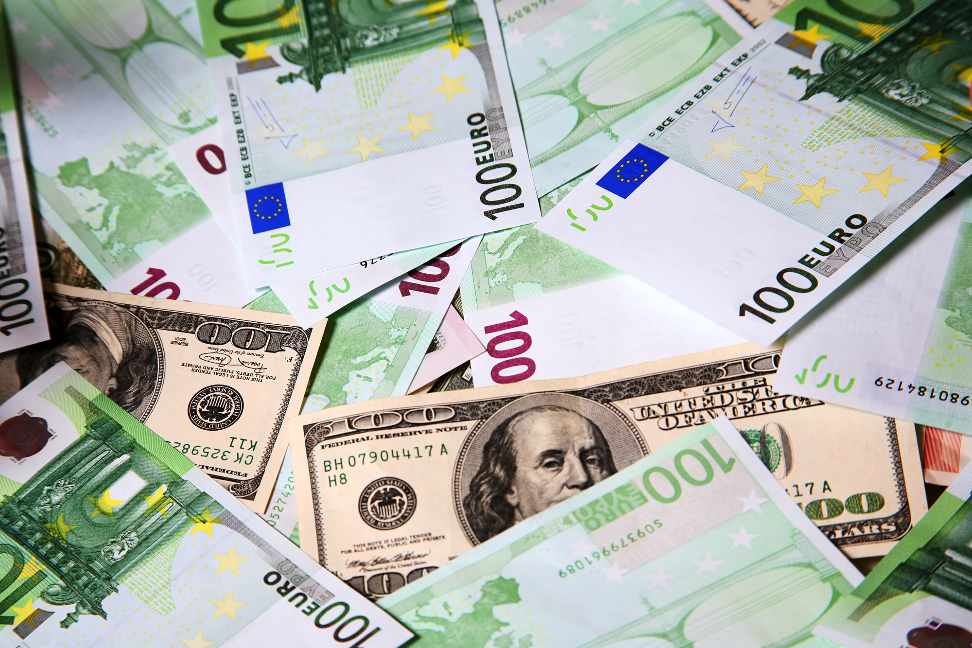 Euro a a ajuns la paritate cu dolarul pentru prima dată după 2002