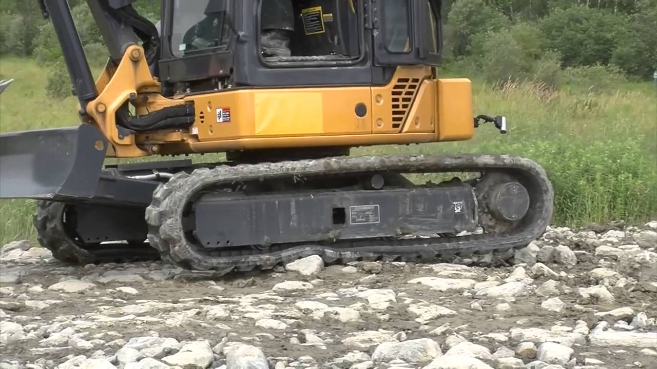 Furt neobișnuit: Trei sibieni au plecat cu un excavator pe șenile