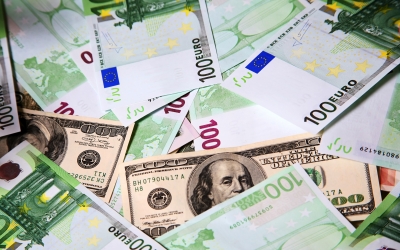 Euro a a ajuns la paritate cu dolarul pentru prima dată după 2002