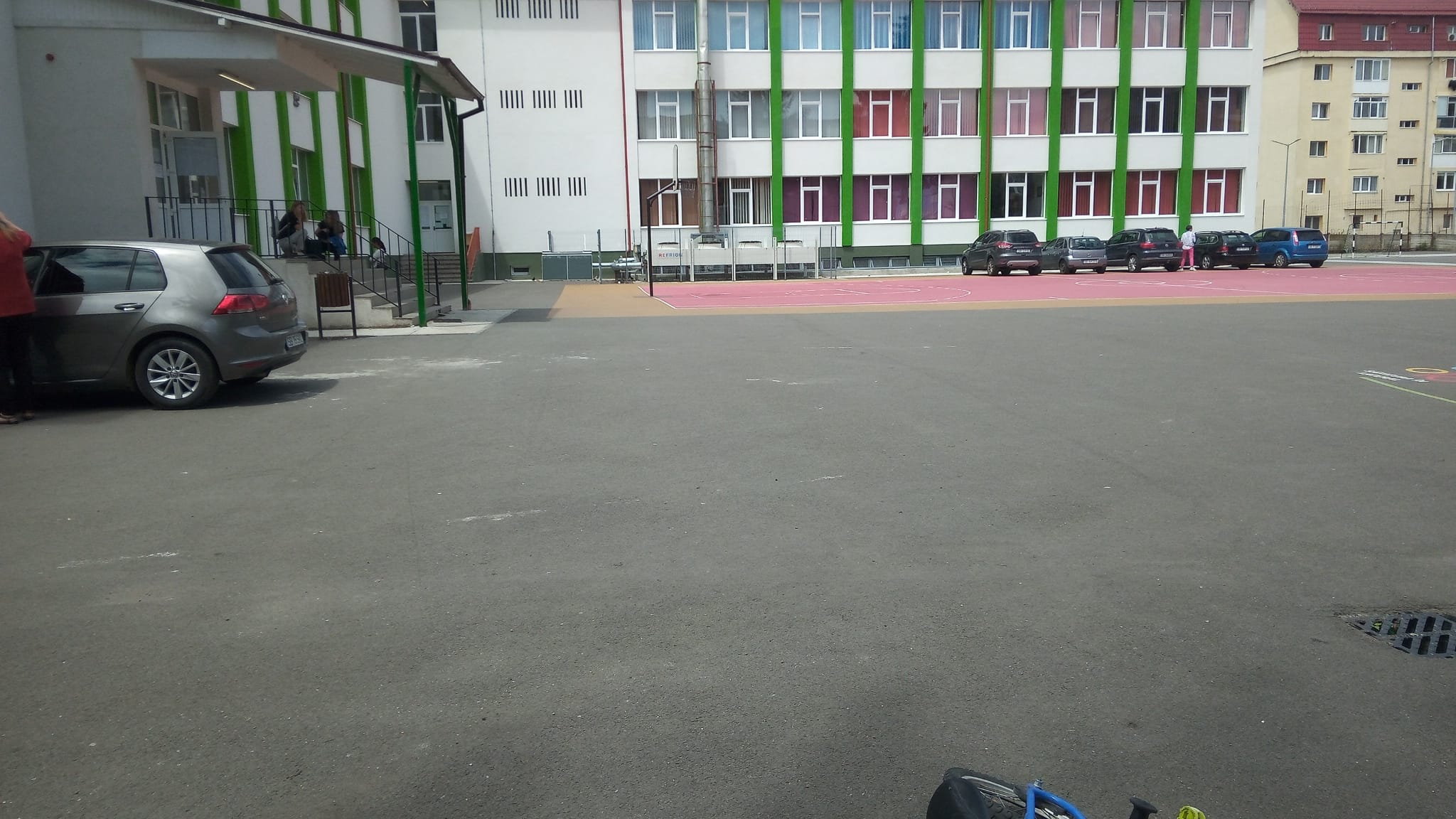 Copiii au avut accesul interzis în curtea Liceului Noica. Explicația directorului