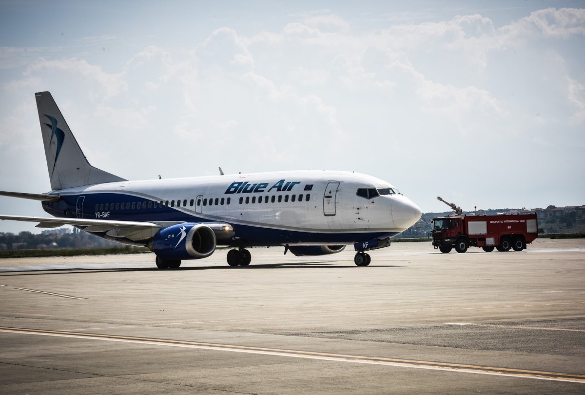 Amendă uriașă pentru Blue Air: două milioane de euro pentru anularea a peste 11.000 de zboruri într-un an