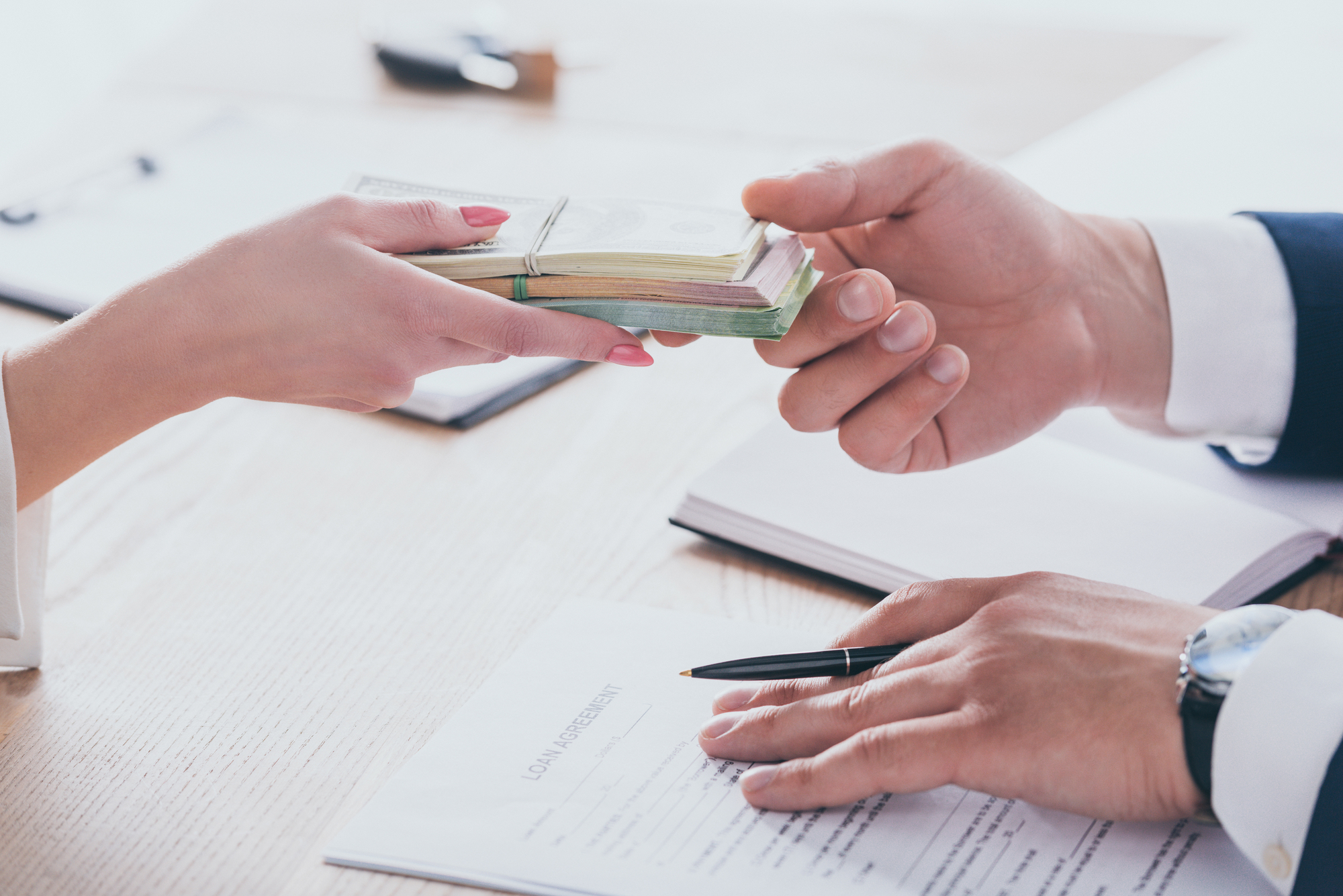 Tânără de 18 ani din Sibiu prinsă că fura buletine și lua credite. A furat peste 100.000 de lei
