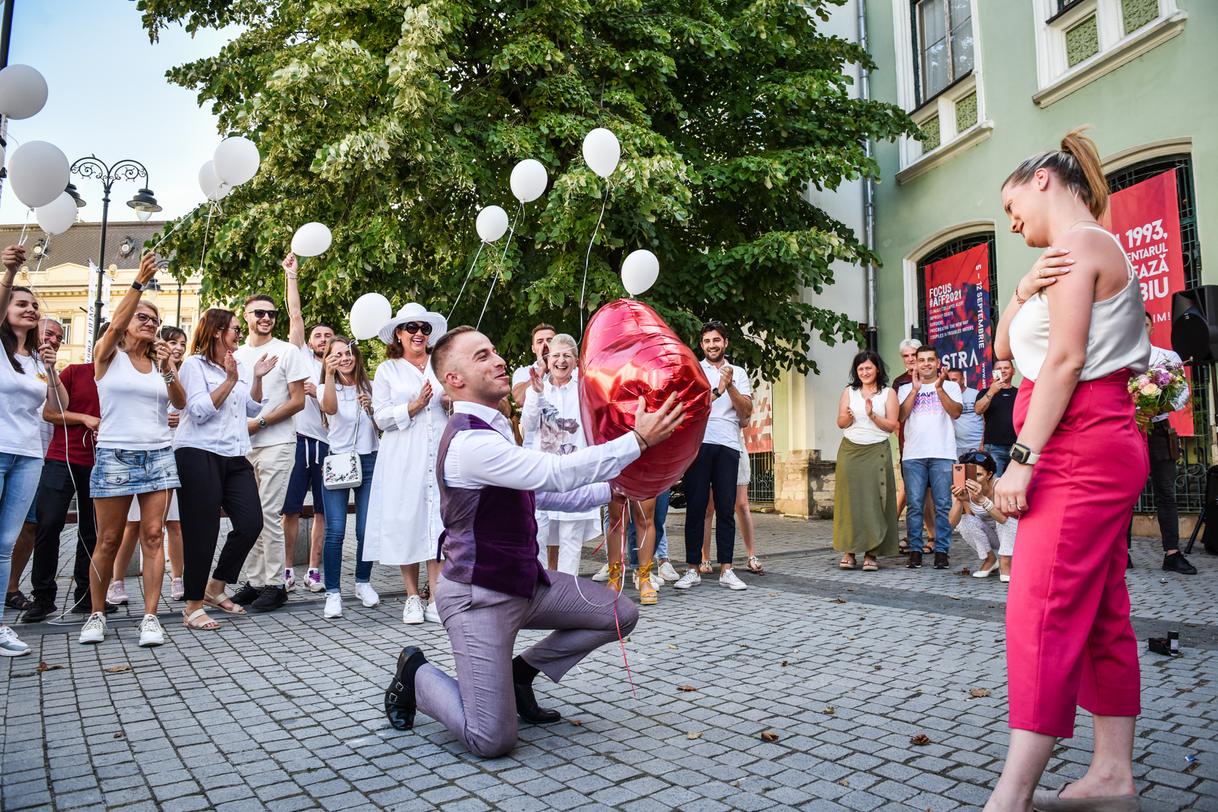 FOTO VIDEO Cerere inedită în căsătorie în Piața Mică. Dans, muzică și baloane albe