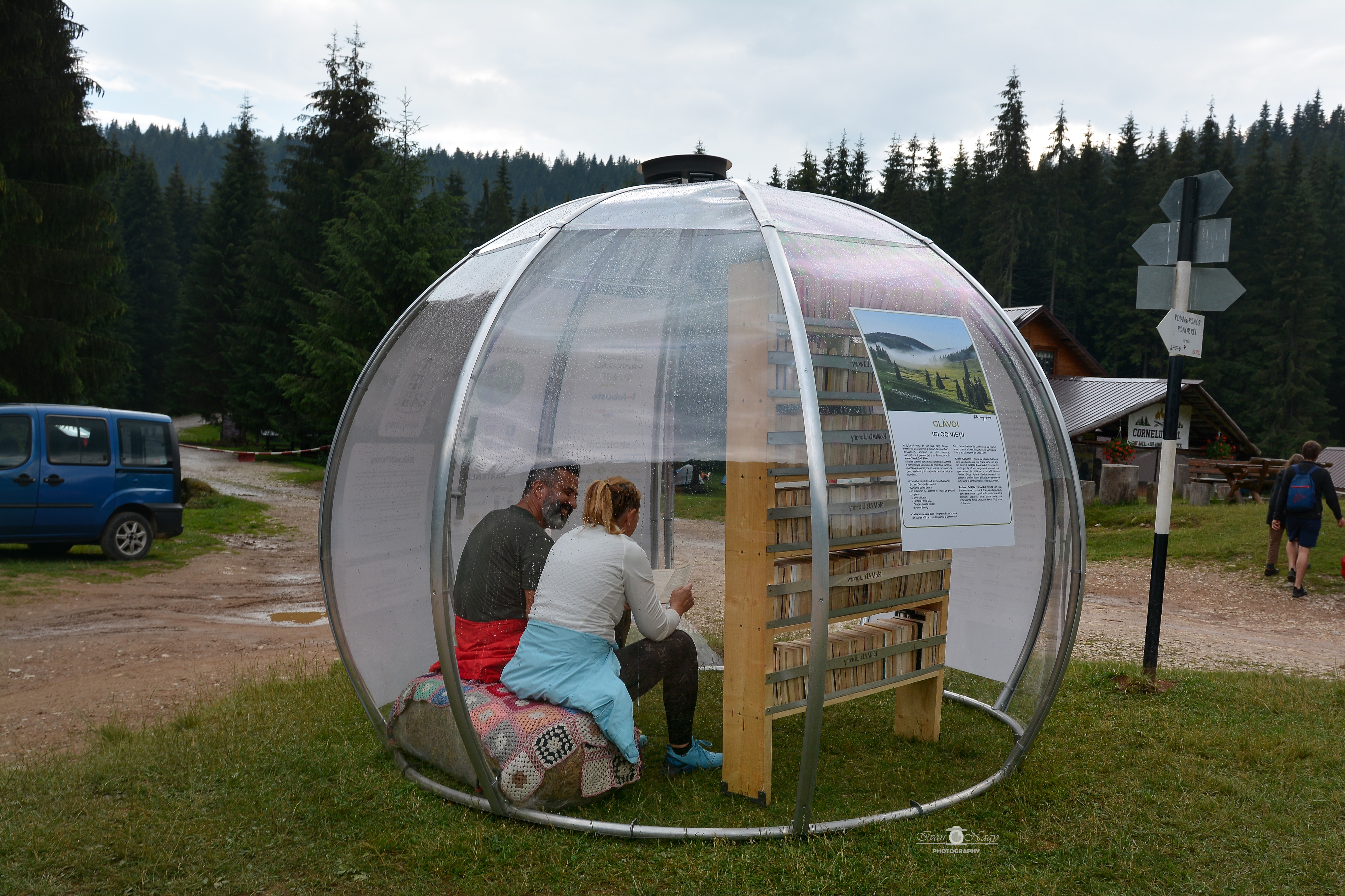 Bibliotecă mobilă, amplasată la Bâlea Lac: Din drag pentru natură, călătorii și vizitarea de locuri inedite
