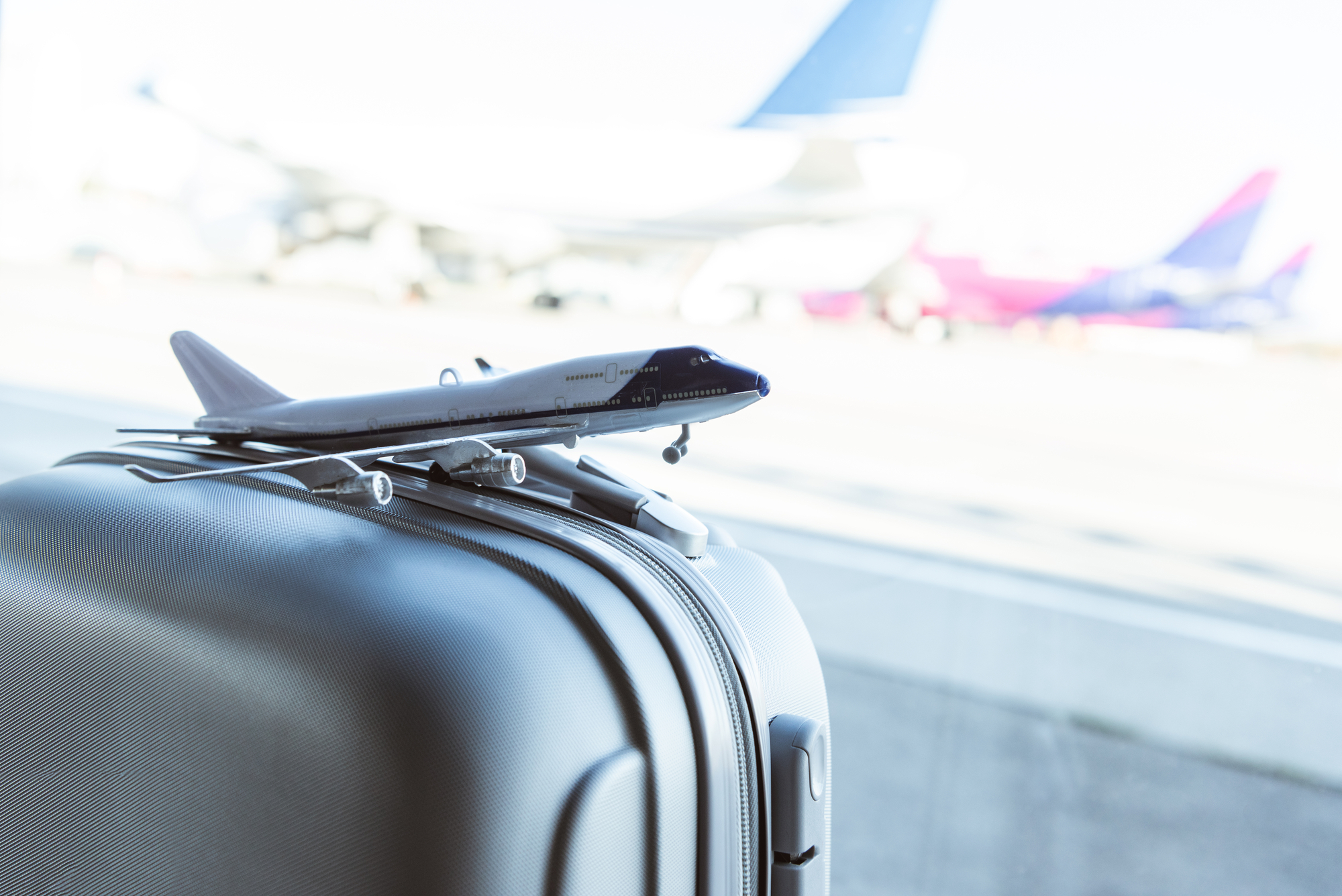 Sfaturile unei stewardese pentru o vacanță sigură cu avionul: Zborurile de dimineață se anulează rar și au cele mai puține întârzieri