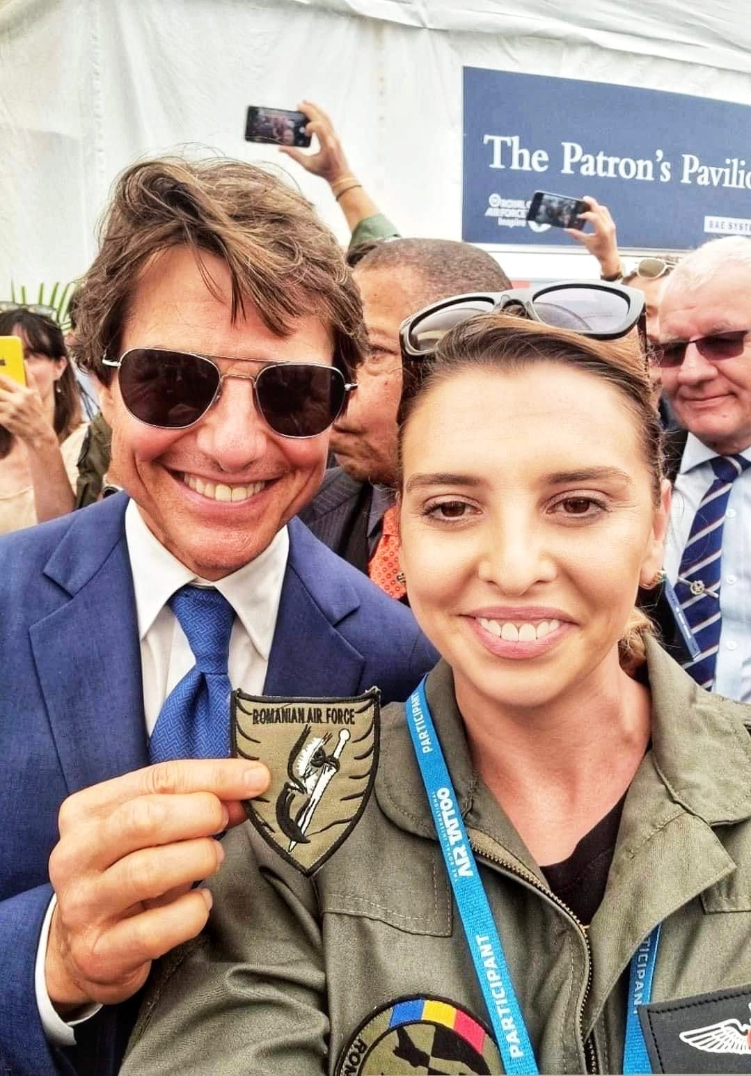 Tom Cruise s-a fotografiat alături de un căpitan român la cel mai mare show aviatic din lume