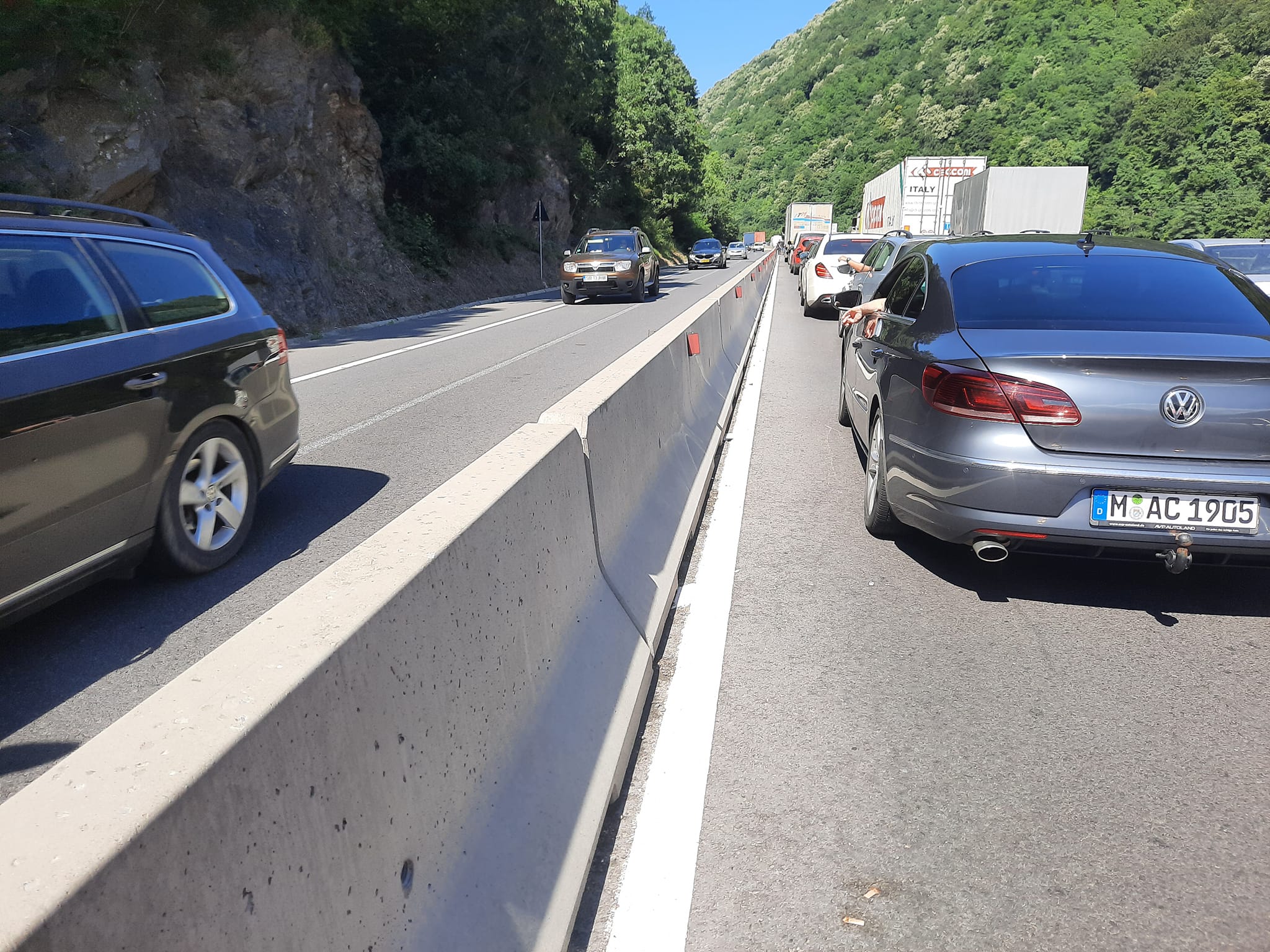 Actualizare. Fetița lovită de un șofer din Cisnădie a murit. Coloane lungi de mașini, pe Valea Oltului