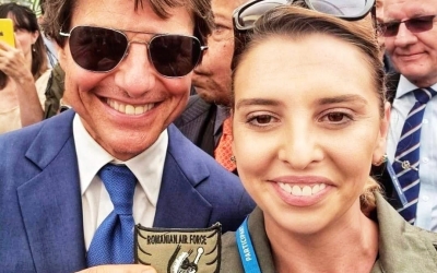 Tom Cruise s-a fotografiat alături de un căpitan român la cel mai mare show aviatic din lume