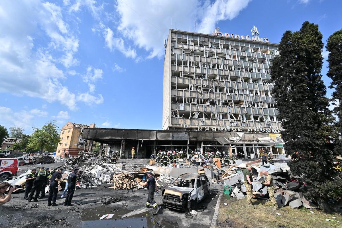 A contribuit la reabilitarea Sibiului în 2007 și a orașului Vinița, din Ucraina, bombardat recent de ruși. ”Beau o bere cu câteva zile înainte. Și acum, bang. E absolut șocant”