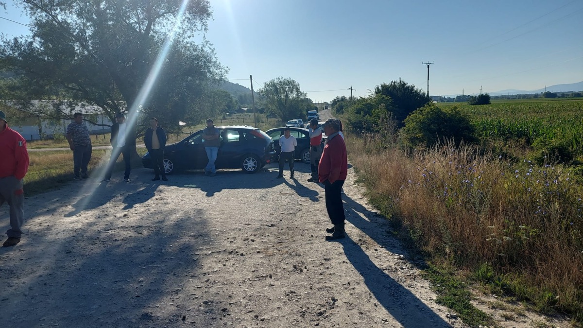 Drumul spre baza NATO de la Cincu, blocat de localnici: Nu se mai poate așa. Acest drum este un dezastru. Își bat joc de noi