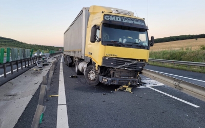 VIDEO Accident pe autostradă, între Sibiu și Săliște. Roata unui TIR a explodat
