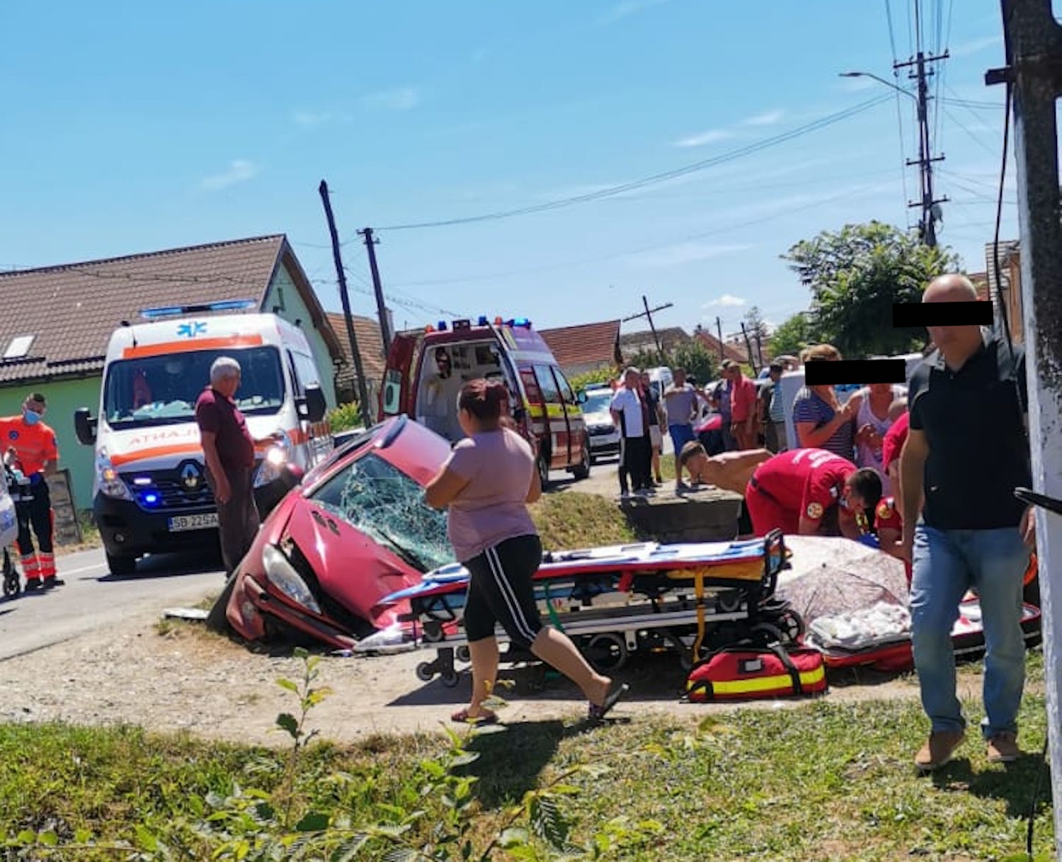 Cauza accidentului grav de la Nocrich, în care o mașină a lovit 4 oameni, pe marginea drumului: șoferul a ațipit 
